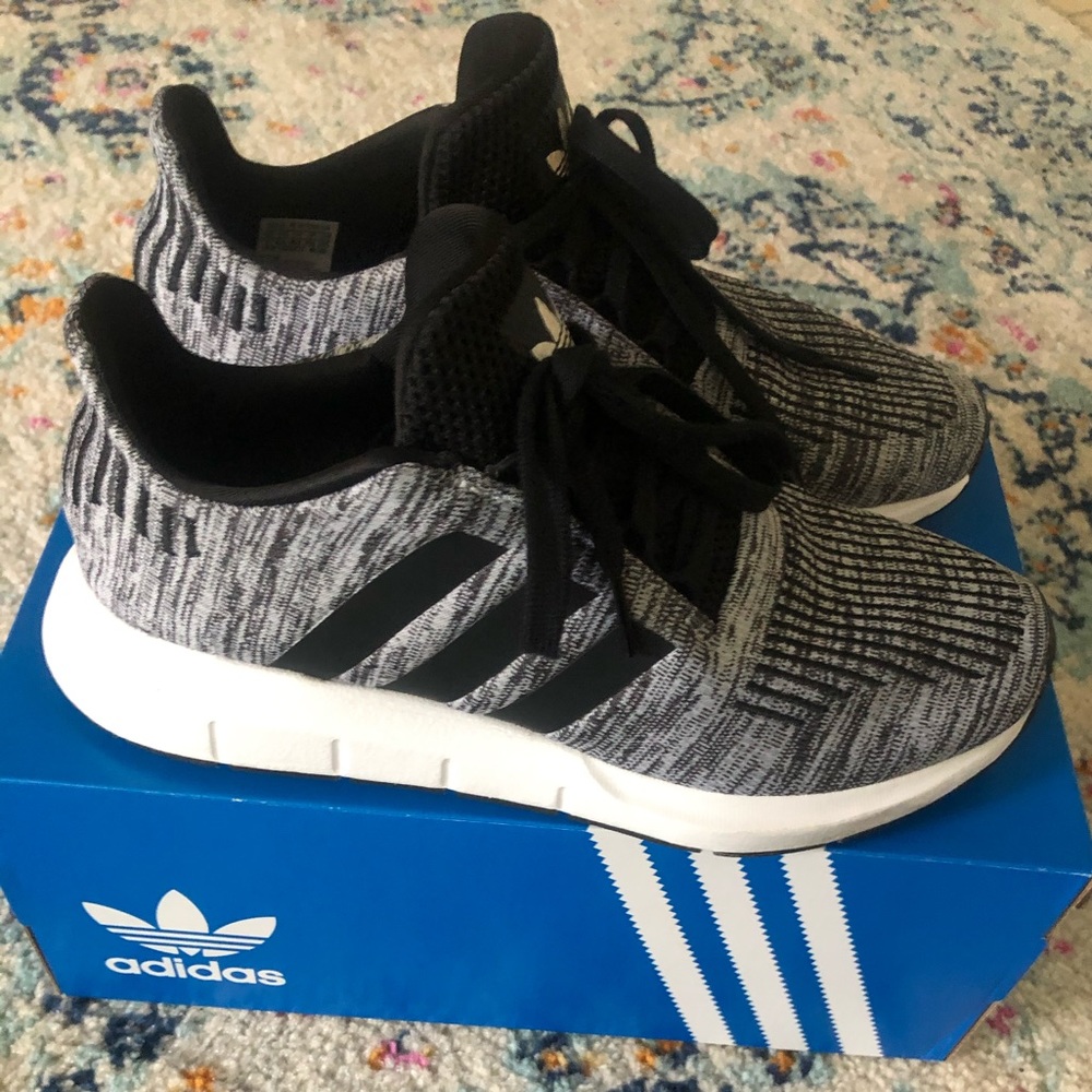 Swift run like new size 7Y fits women size 9.